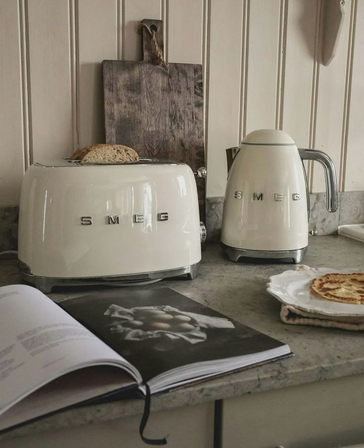 SMEG RETRO STYLE KETTLE AND TOASTER SET CREAM