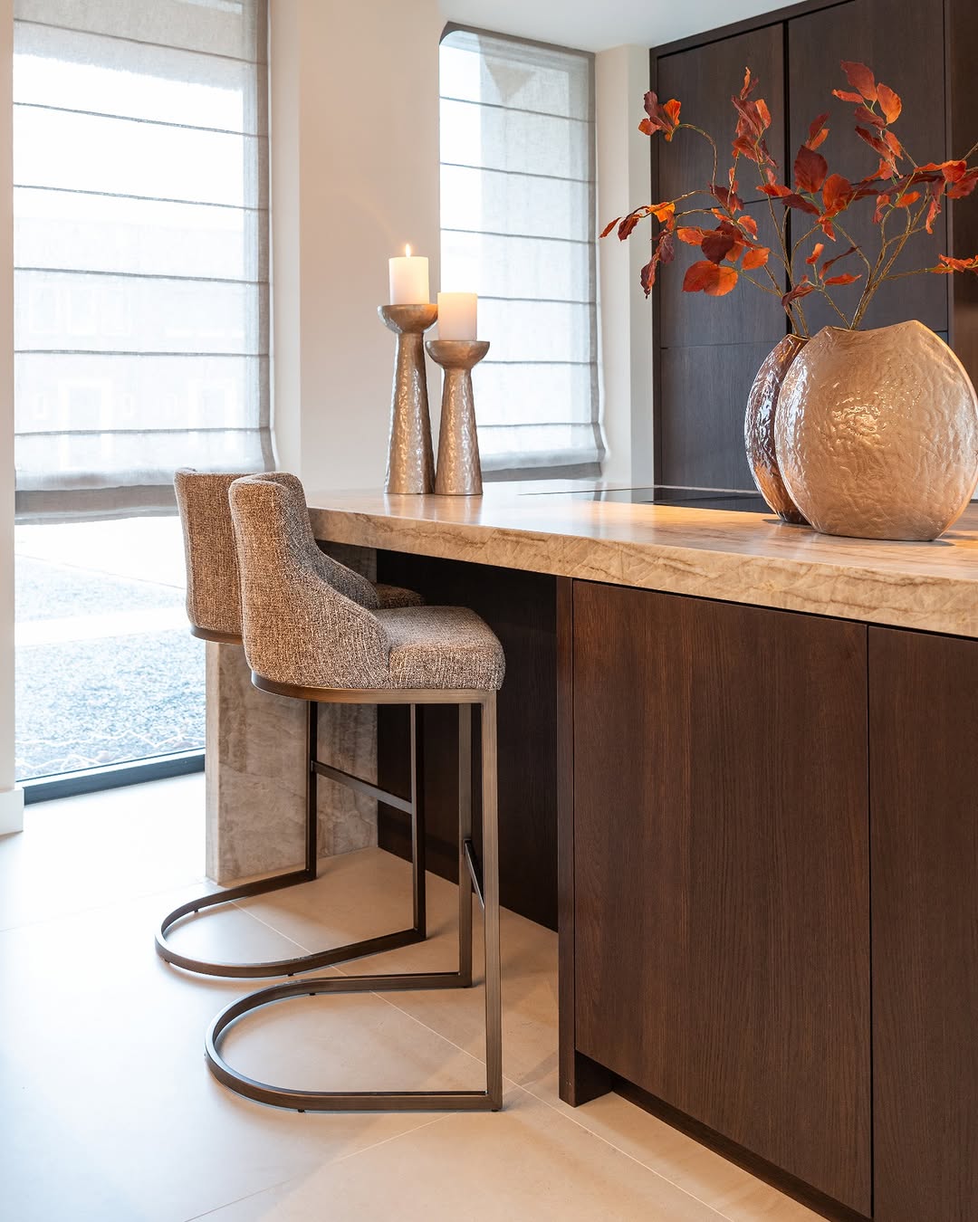 CHAIRS AND BARSTOOLS